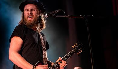 Bakgården LIVE presenterer: Erlend Ropstad med band